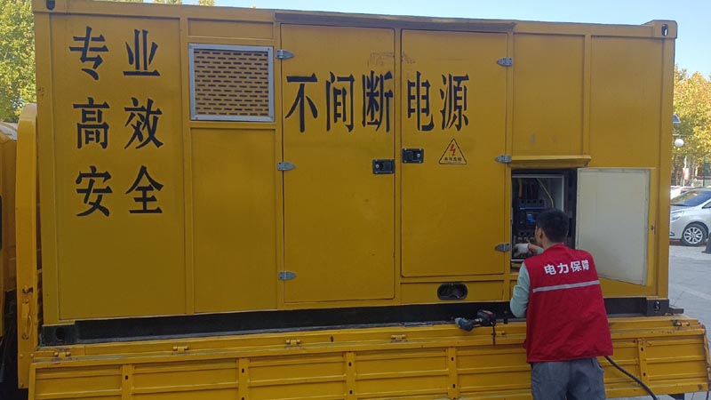 上林柴油发电机组和UPS电源配合使用时，如何避免切换过程中的电力中断？